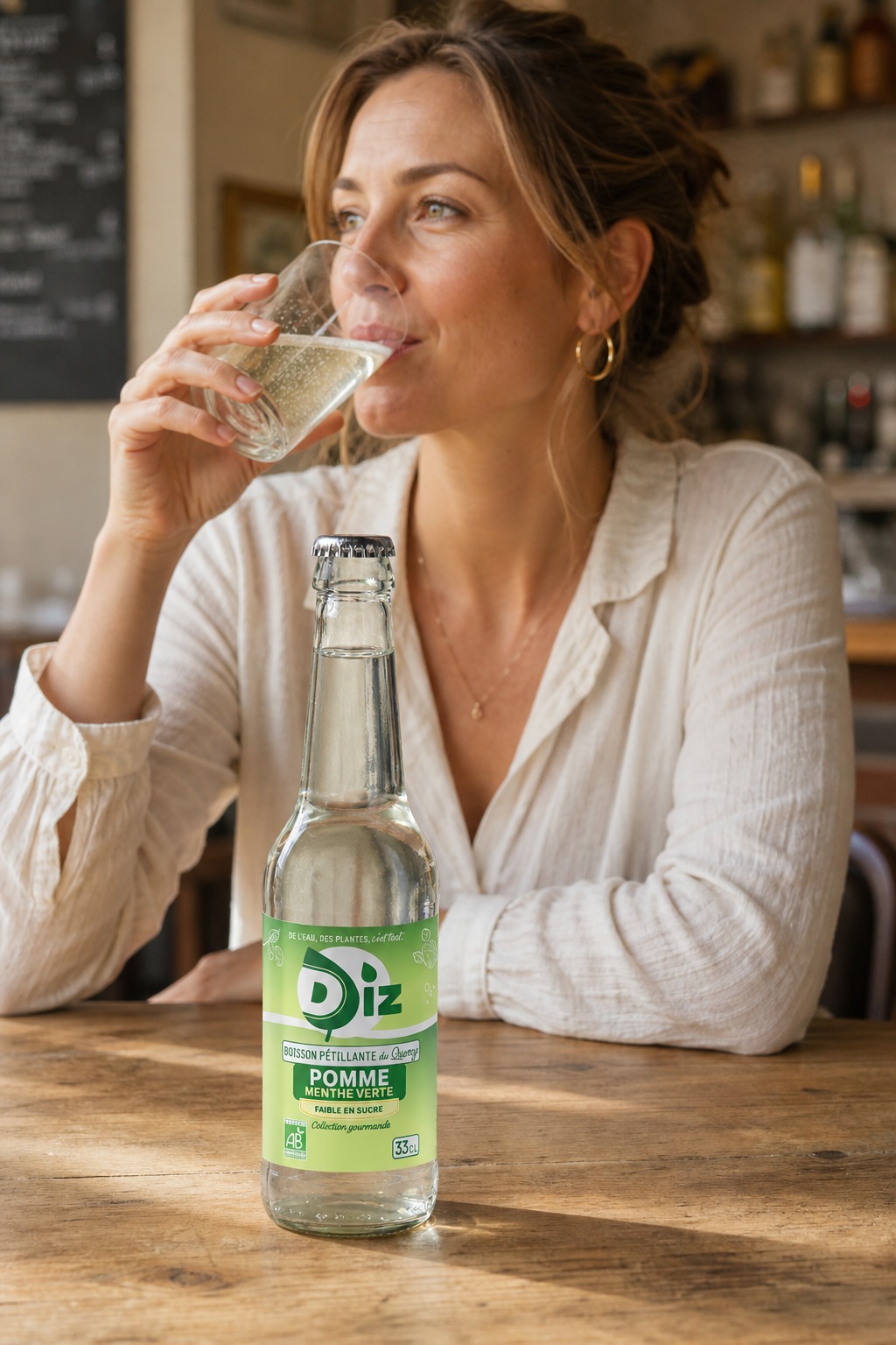 Une bouteille DIZ Pomme Menthe dégustée à la table d’un bar