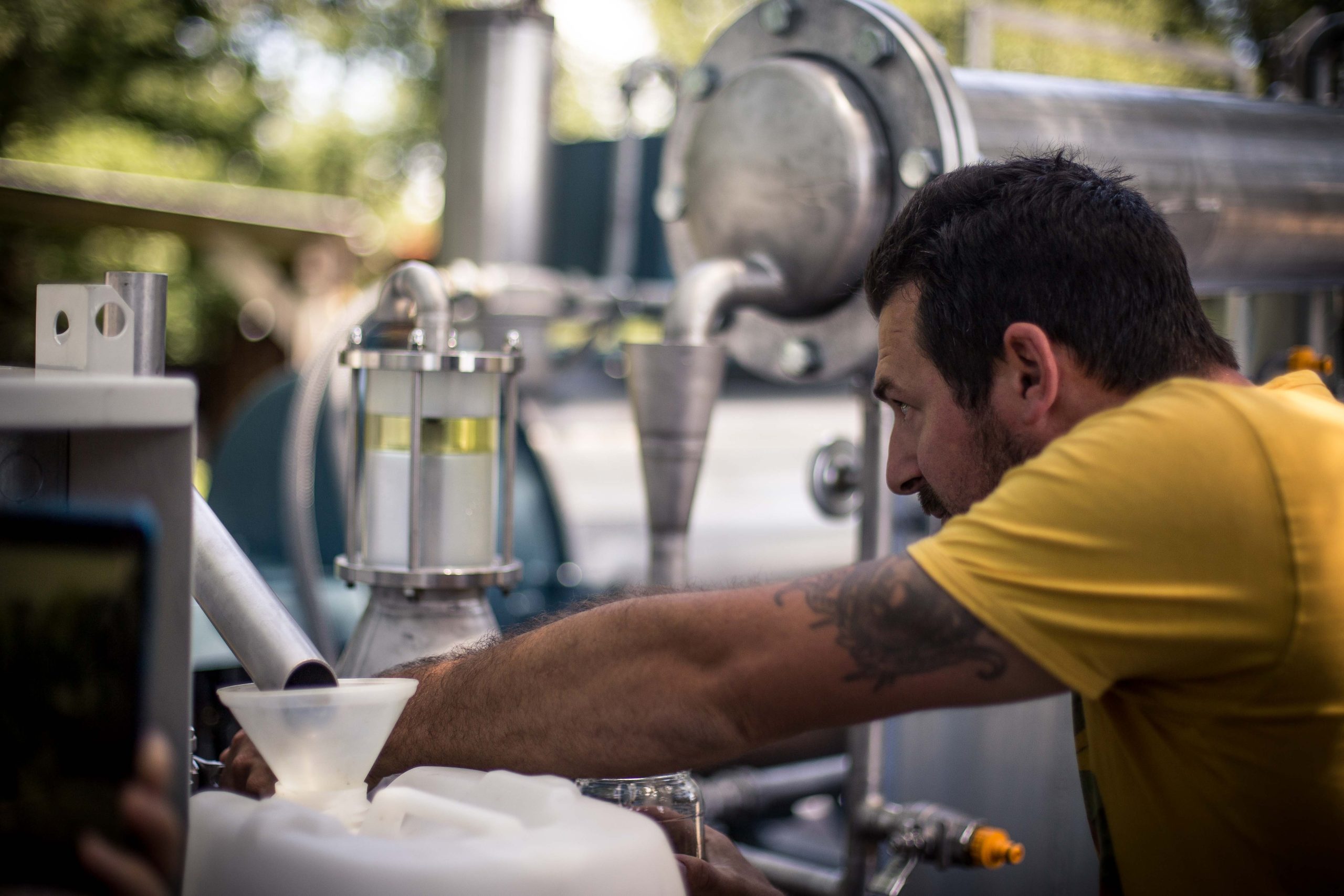 L’alambic en inox utilisé pour distiller les plantes à la ferme