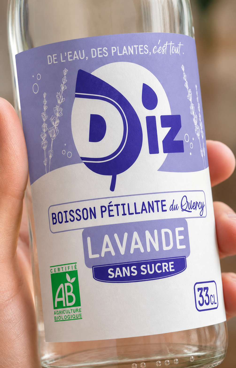 Gros plan sur l’étiquette et les valeurs nutritionnelles d’une bouteille DIZ